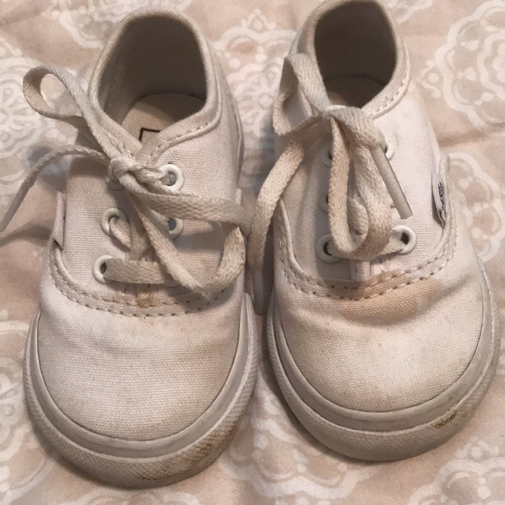 Tennis shoes